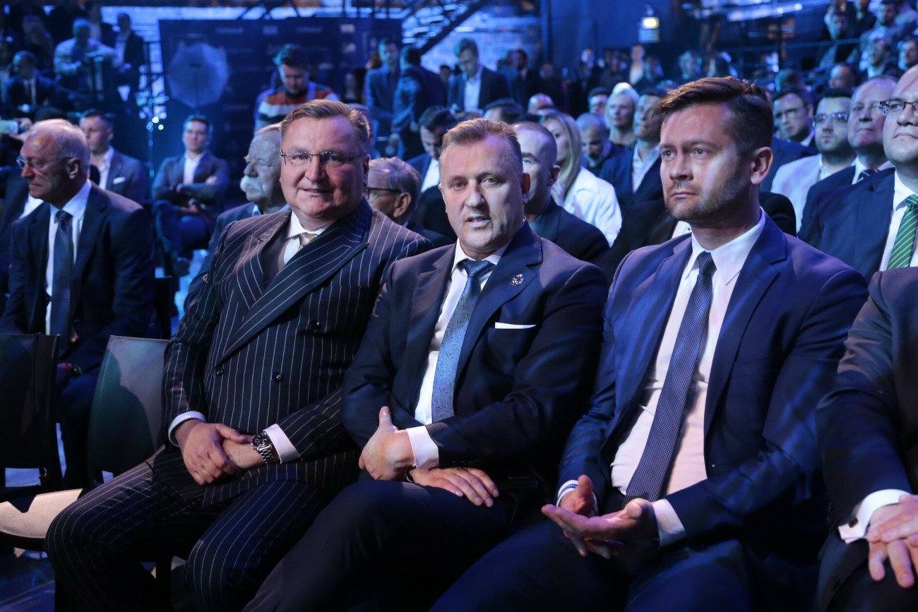 Trener Czesław Michniewicz, prezes PZPN Cezary Kulesza i minister Kamil Bortniczuk. Panowie spotkają się w Zakopanem.