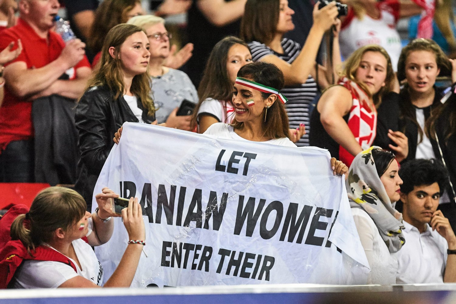 Na transparencie jest napis "Let Iranian women enter their stadiums", czyli "pozwólcie Irankom wejść na stadiony". Darya Safai od trzech lat walczy o to, by jej rodaczki mogły oglądać mecze męskich reprezentacji.