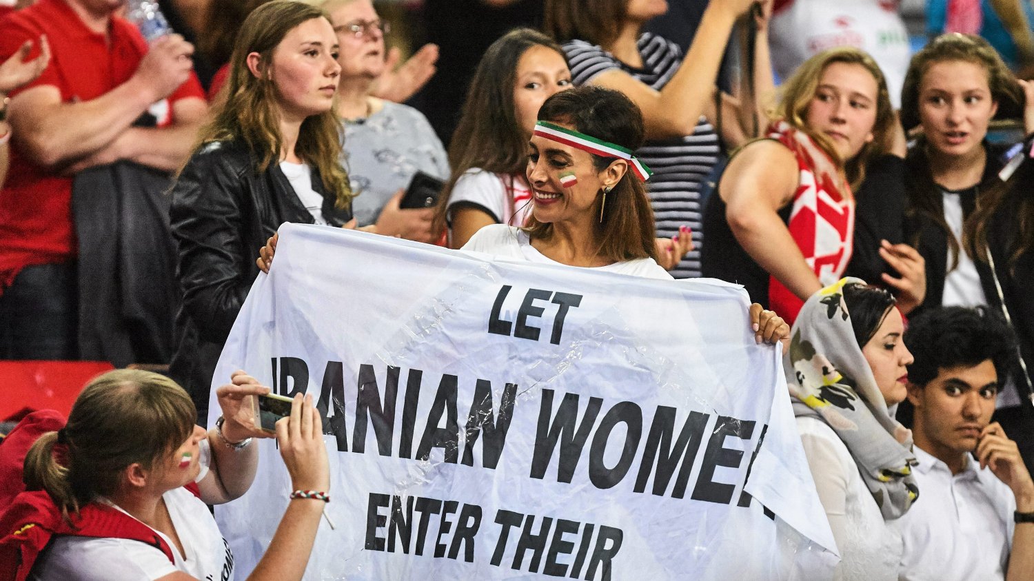 Na transparencie jest napis "Let Iranian women enter their stadiums", czyli "pozwólcie Irankom wejść na stadiony". Darya Safai od trzech lat walczy o to, by jej rodaczki mogły oglądać mecze męskich reprezentacji.