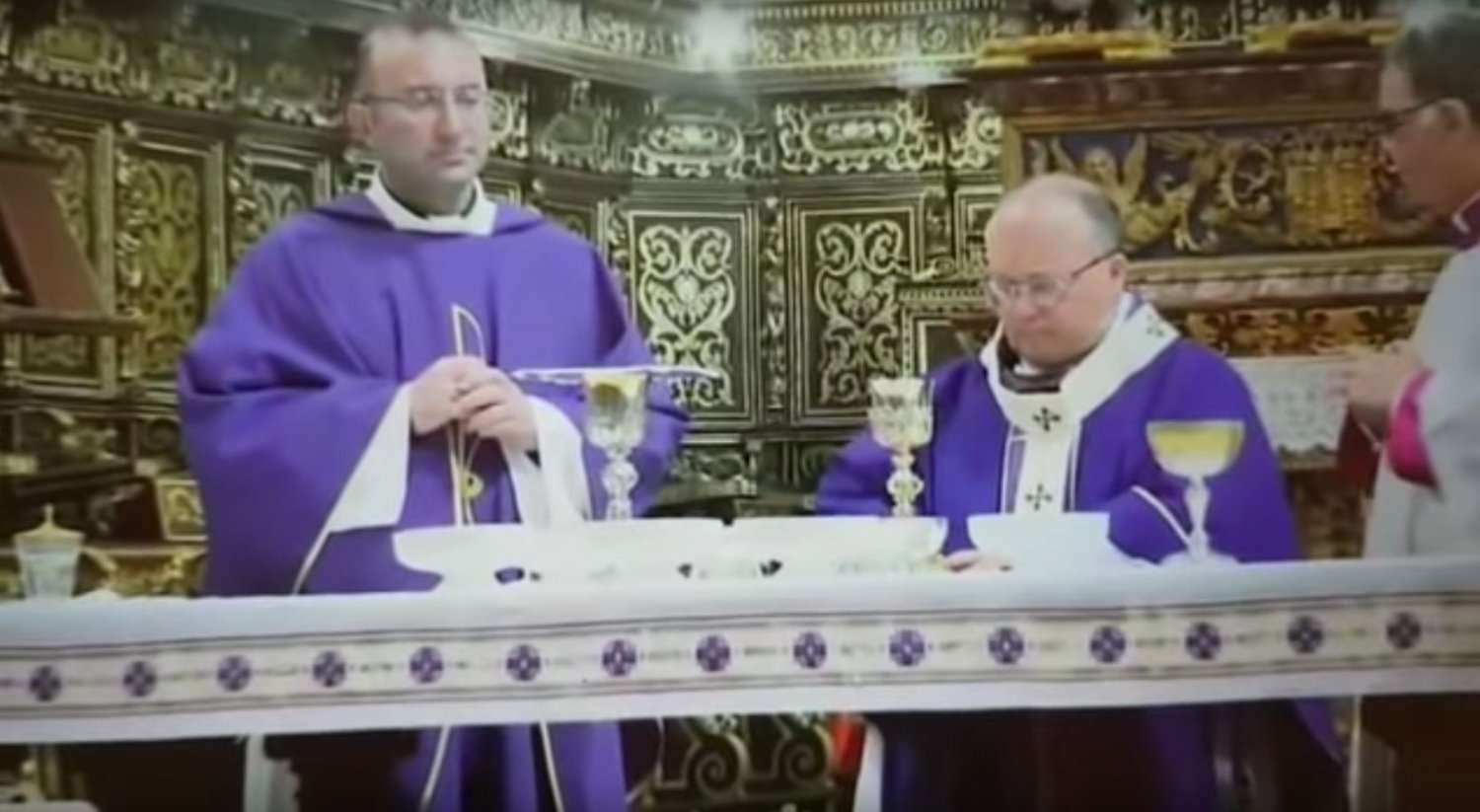 Msza na Malcie została przerwana, bo kościelny pomylił butelki. Zamiast wina do kielicha wlał whisky