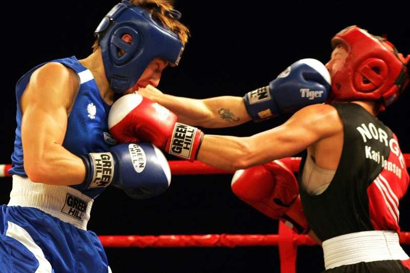 Karolina Michalczuk, w niebieskiej koszulce walczy z Norweżką - Kari Jensen