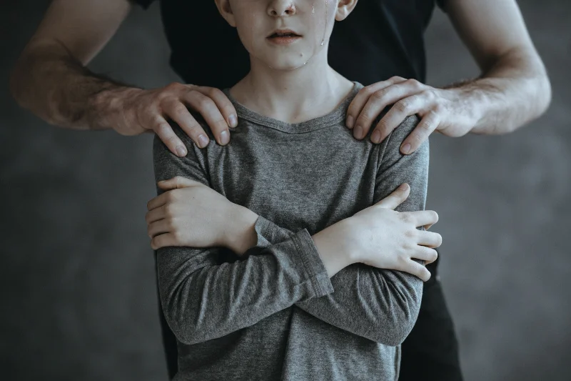 Pedofile mówią, jak i dlaczego polują na dzieci. To powinien przeczytać każdy rodzic i opiekun.