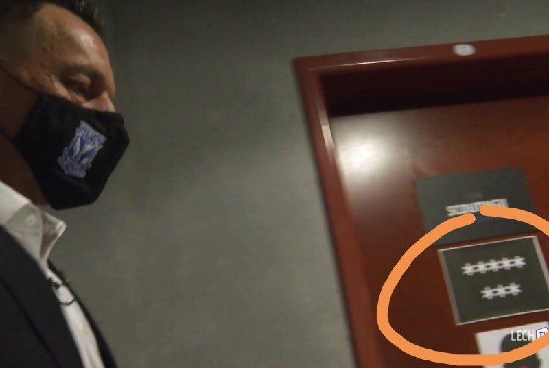 Osiem gwiazd na drzwiach w budynku Lecha.