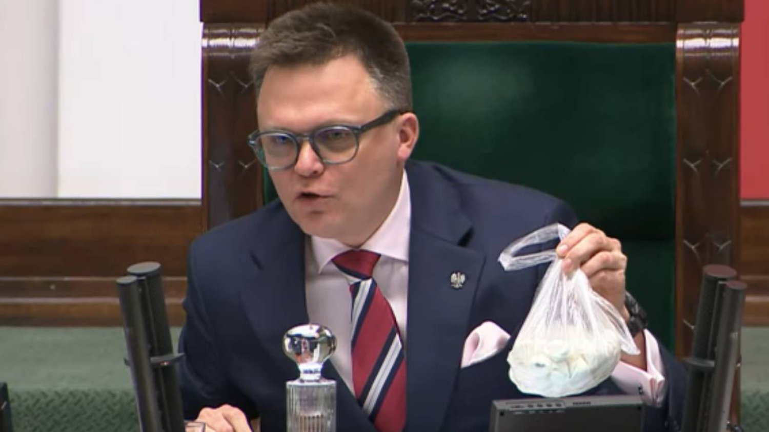 Kabaret w Sejmie. Poseł przyniósł uszka do zamrożenia w sejmowej zamrażarce