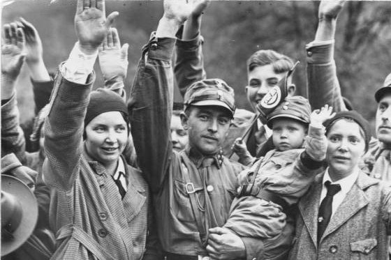 Wydana w 1971 roku "Historia społeczna Trzeciej Rzeszy" Richarda Grunbergera to ceniona na świecie książka, która tak kompleksowo i wnikliwie opisuje codzienne życie w nazistowskich Niemczech