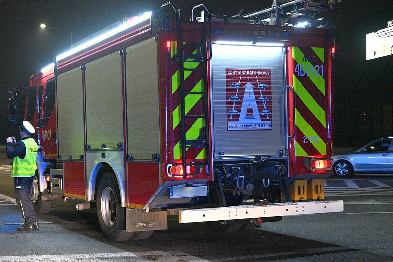 Pożar we Wrocławiu. Spłonęło 8 aut na podziemnym parkingu Poważny pożar we Wrocławiu. Spłonęło 8 aut na podziemnym parkingu