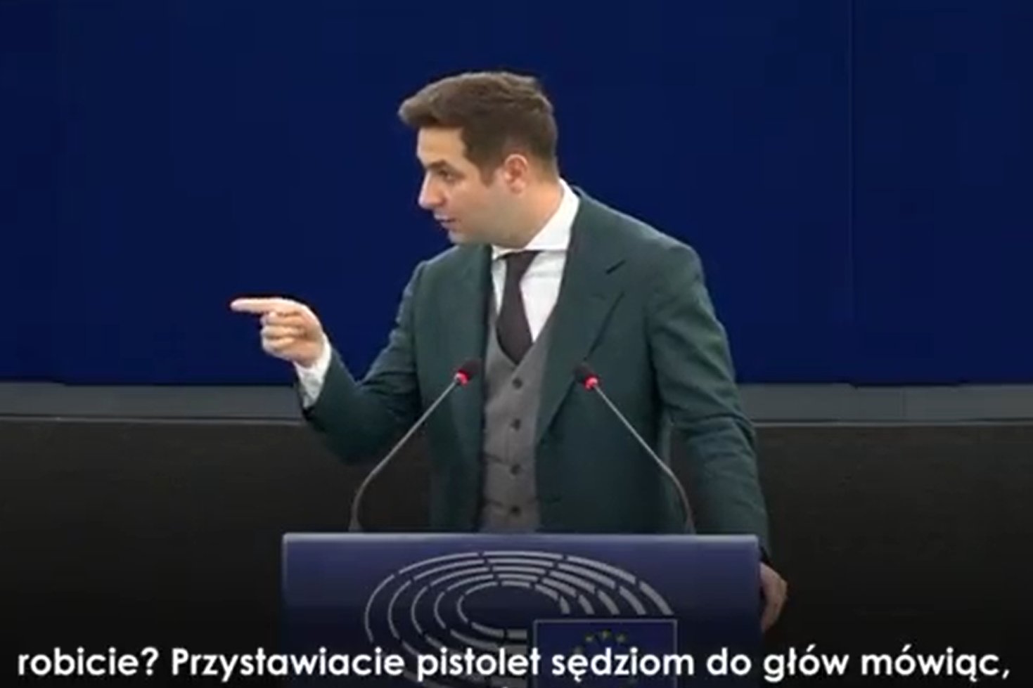 Patryk Jaki zarzucił europejskim politykom przystawianie polskim sędziom pistoletu do głowy.