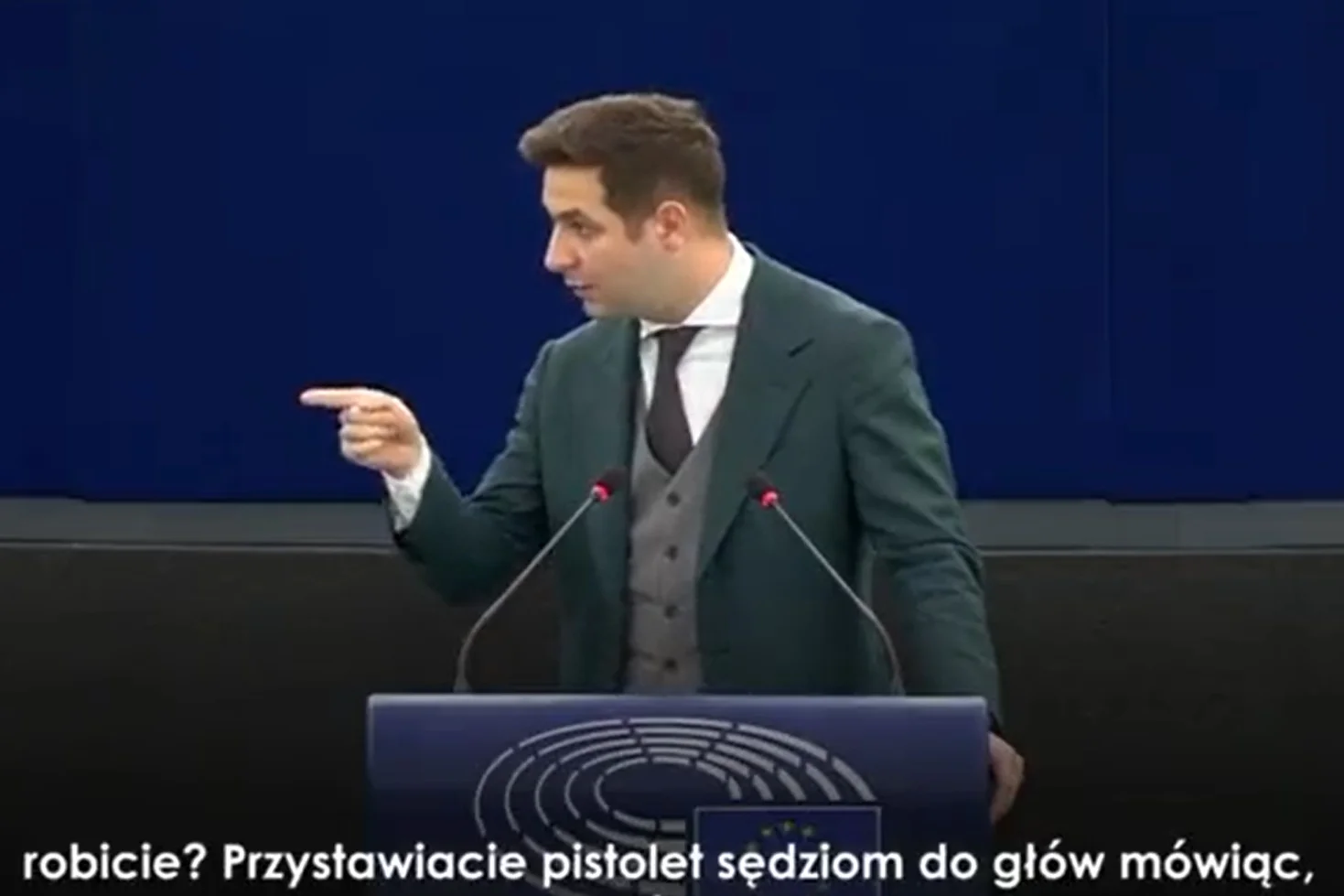 Patryk Jaki zarzucił europejskim politykom przystawianie polskim sędziom pistoletu do głowy.