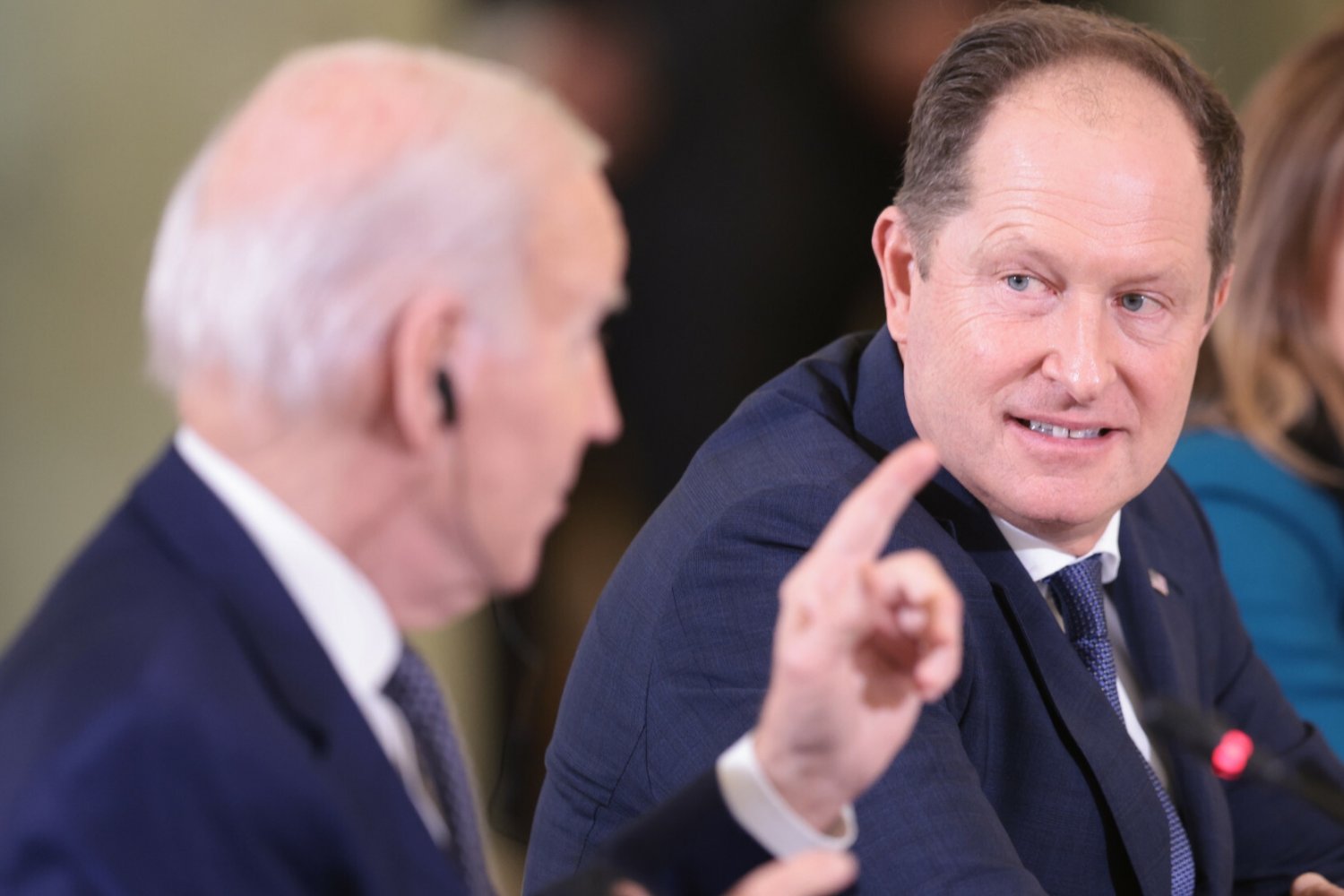 Mark Brzezinski z Joe Bidenem w Warszawie.