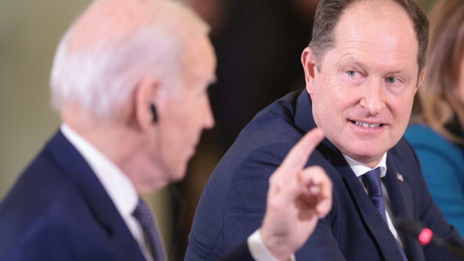 Mark Brzezinski z Joe Bidenem w Warszawie.