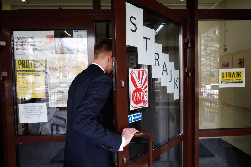 Kartki rozklejał... katecheta związany z PiS-em.