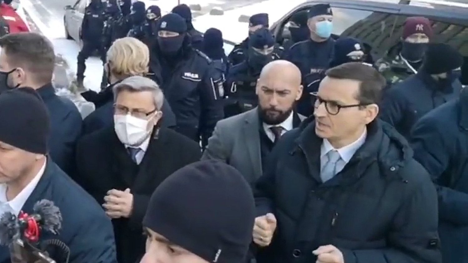 Mateusz Morawiecki uciekł przed górnikami. "Poseł ze Śląska, oszust z Wrocławia!" - krzyczano do premiera. Mateusz Morawiecki uciekł przed górnikami. "Poseł ze Śląska, oszust z Wrocławia!" - krzyczano do premiera.