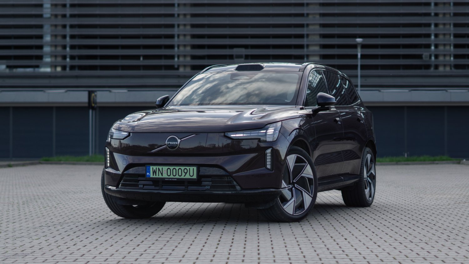 W tym Volvo znajdziecie tylko dwa pokrętła. Tak jeździ następca kultowego XC90 Volvo EX90 – test. Ten elektryczny SUV przywołuje jedno skojarzenie