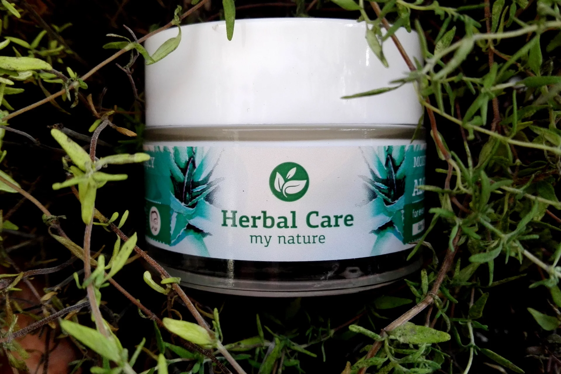 Herbal Care, aloesowy krem nawilżający, dostępny m.in. w drogeriach Natura, ok. 15 zł