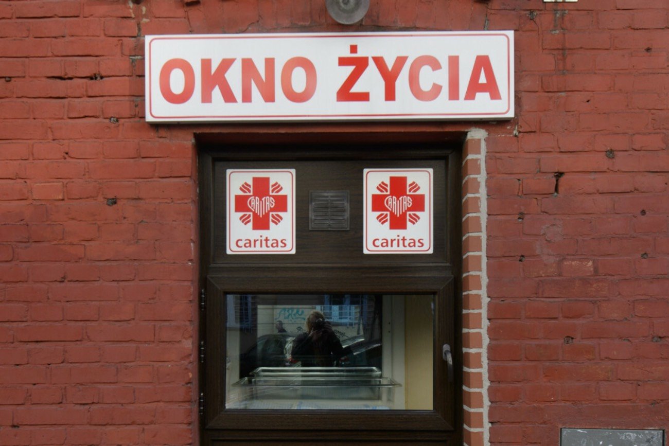 W oknie życia w Legnicy znaleziono małego chłopca