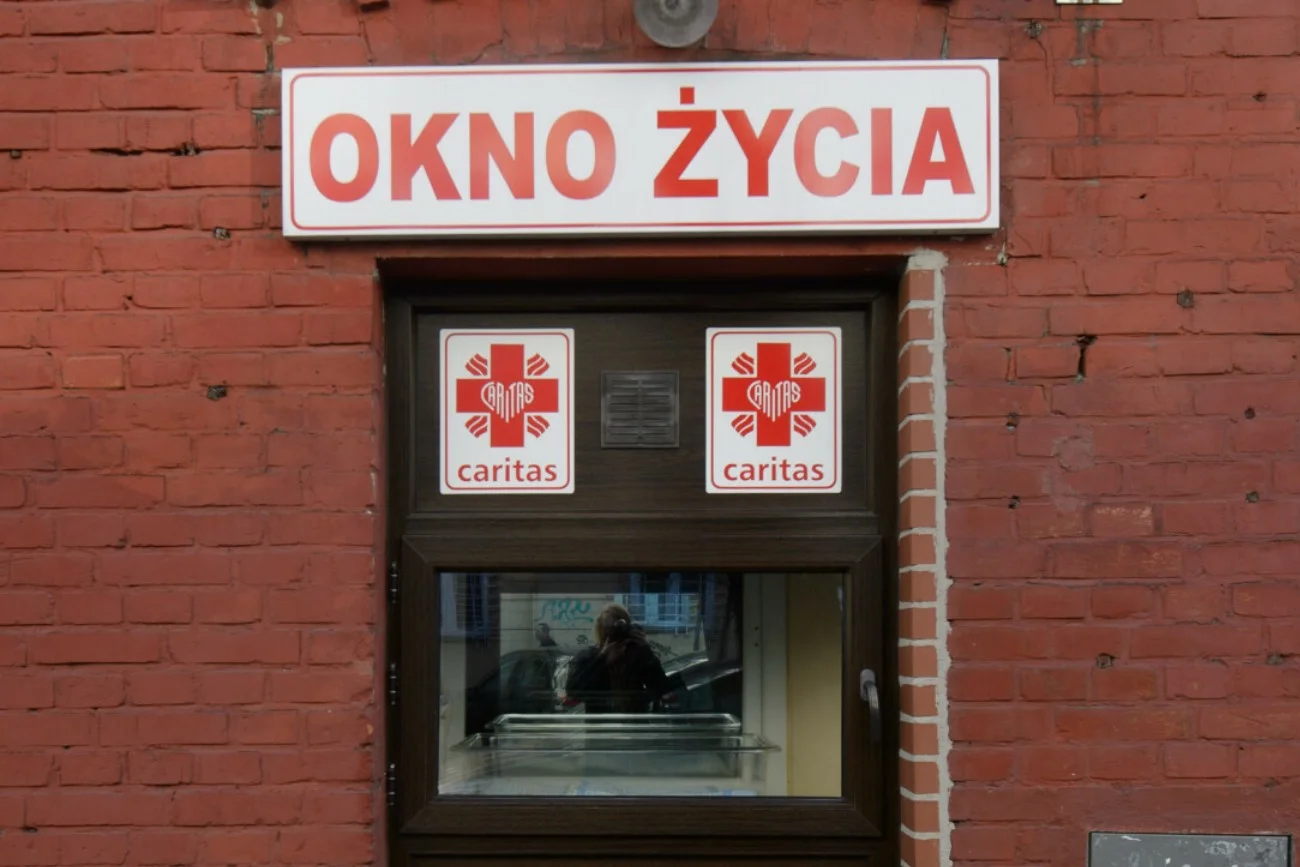 W oknie życia w Legnicy znaleziono małego chłopca
