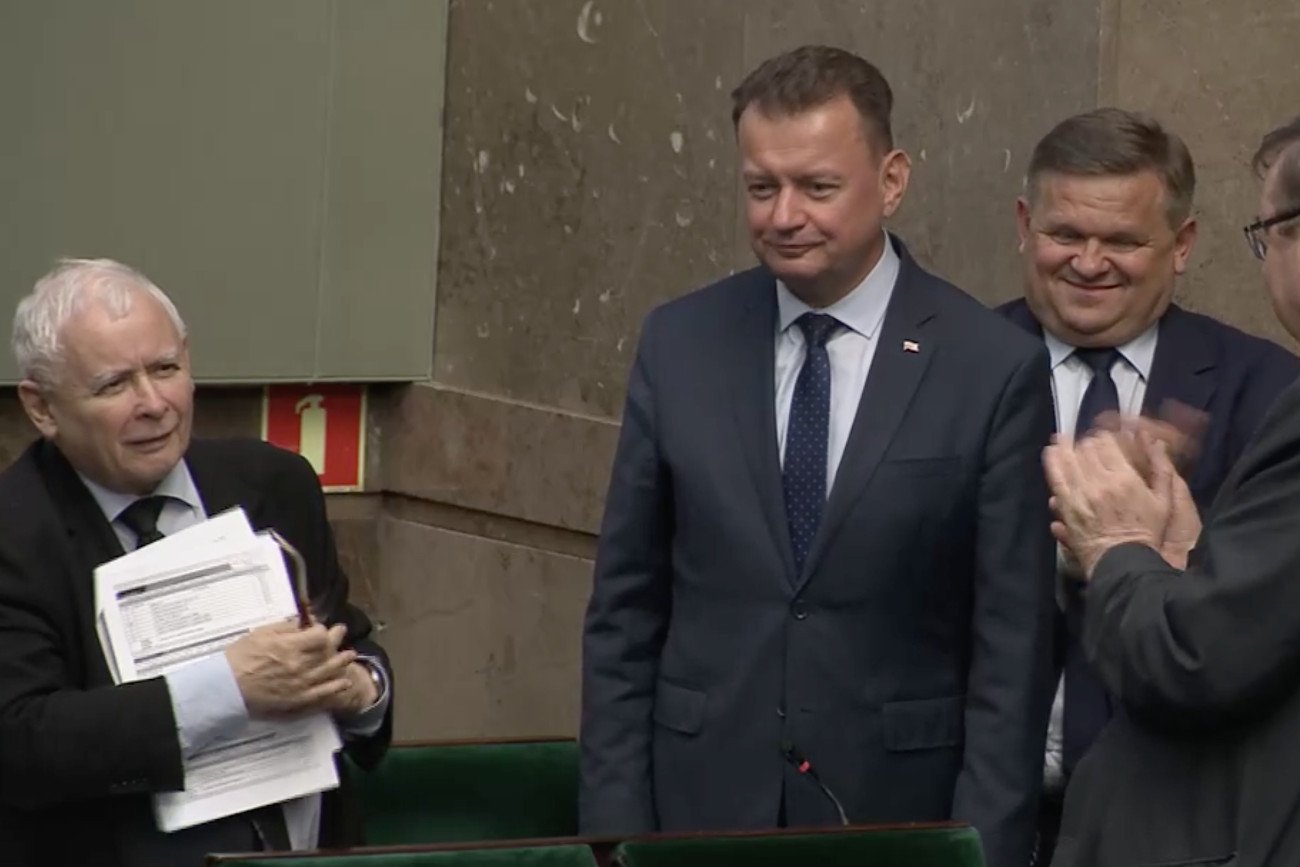 Jarosław Kaczyński gratulował w Sejmie Mariuszowi Błaszczakowi.