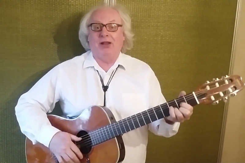 Ryszard Makowski, satyryk znany z prawicowych sympatii napisał piosenkę "Pakuj się Bronek".