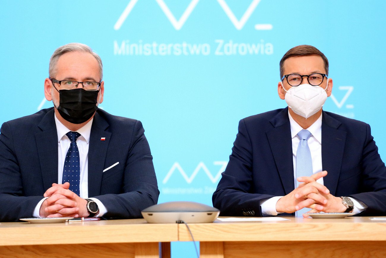 Bolesław Piecha z PiS zapowiedział, że rząd rozważa wprowadzenie kontroli paszportów covidowych w galeriach handlowych, kinach i sklepach.