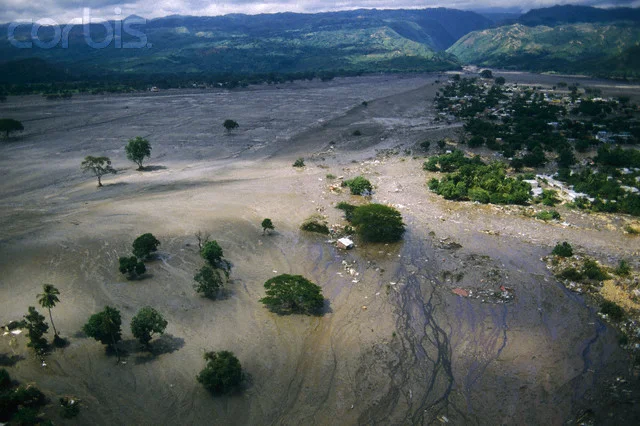 Lahar, który pogrzebał miasteczko Armero po erupcji wulkanu Nevado del Ruiz w Kolumbii