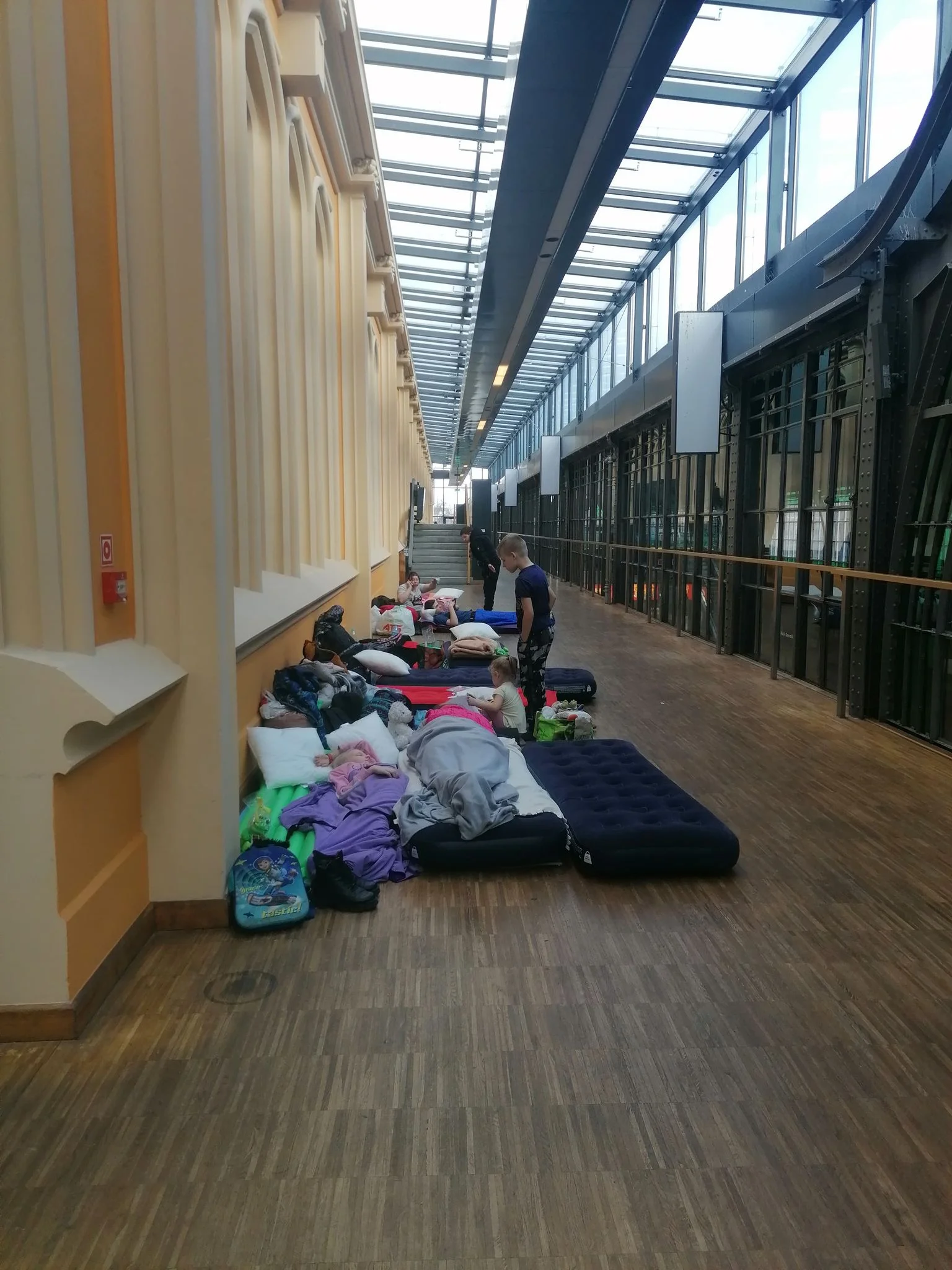 Dworzec PKP, rodzina uchodźców Dworzec PKP, rodzina uchodźców