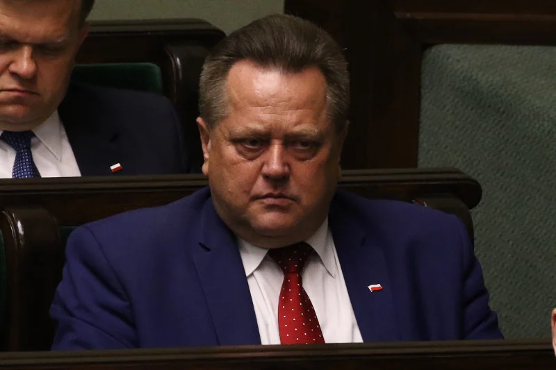 Jarosławowi Zielińskiemu grunt pod nogami pali się nadal.