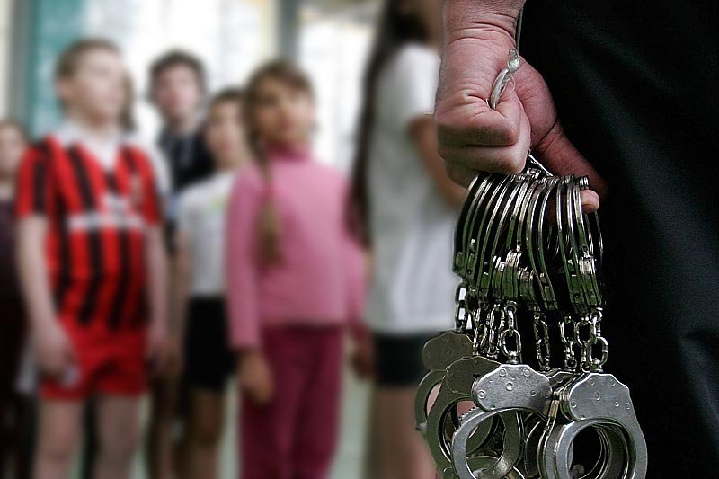 Czy za przestępczością młodzieży stoi kryzys dotykający Polskę? A może kradzieże, włamania i rozboje nastolatków to efekt mody na pewien styl życia?