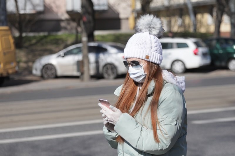 Niemiecki wirusolog zaleca noszenie maseczek nawet na ulicy.