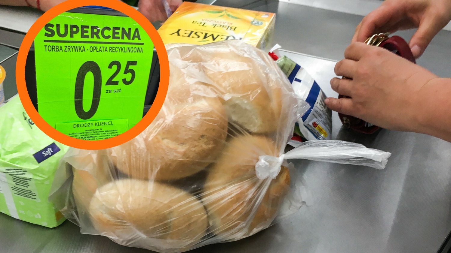 Nowa opłata w Biedronce. Torebka foliowa za 25 groszy. Dlaczego? 25 groszy za zrywkę w Biedronce. Kiedy trzeba płacić?