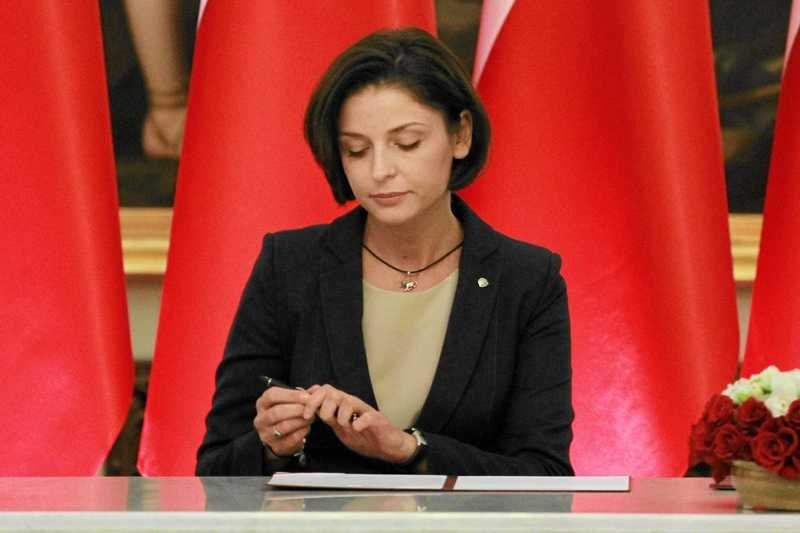 Joanna Mucha. Czy to uroda powoduje, że jest wiecznie krytykowana?