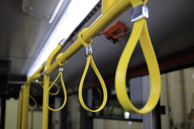 75-latek molestował chłopca w miejskim autobusie. 10-latek nie mógł uciec.
