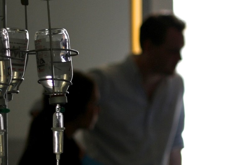 Kroplówka na kaca – 24 h z dojazdem do domu i biura. Lekarze robią biznes na pijakach