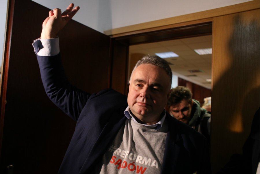 "Gazeta Polska" w ostatniej chwili zmieniła napis na swoich hejterskich nalepkach.