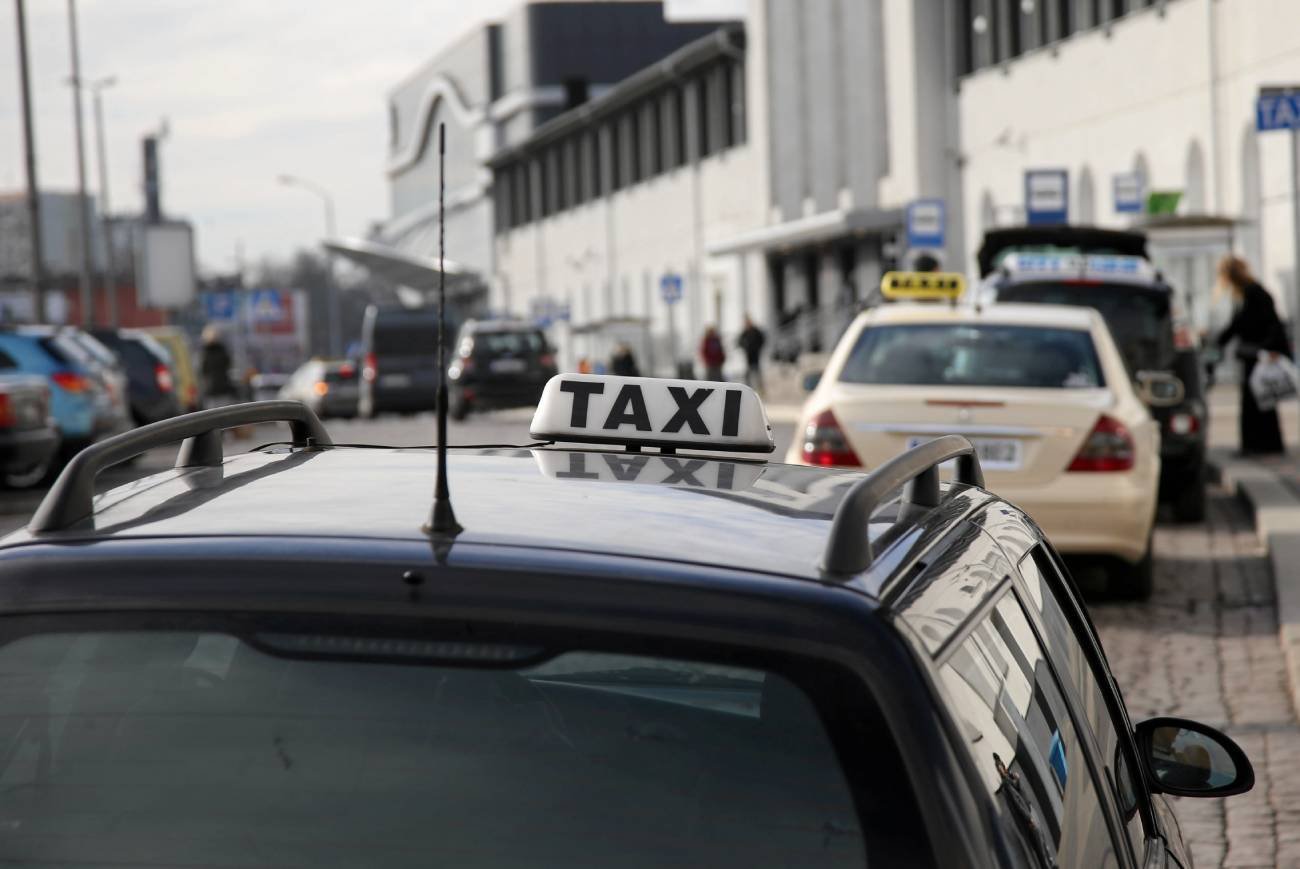 Zatrzymany taksówkarz to 55-letni mieszkaniec Krakowa. Brzegi: taksówkarz groził przechodniowi bronią.