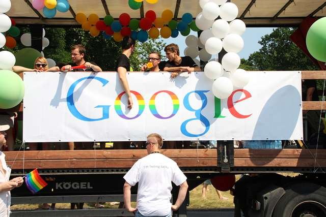 Przerobione logo Google z tęczową flagą na znak solidarności ze społecznością LGBT, podczas Euro Pride w Warszawie w 2010