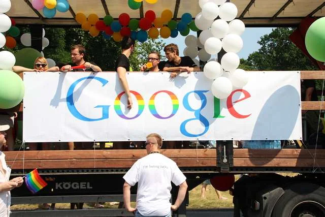 Przerobione logo Google z tęczową flagą na znak solidarności ze społecznością LGBT, podczas Euro Pride w Warszawie w 2010