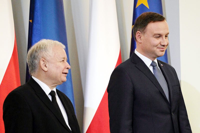 Prezydent Andrzej Duda jest krytykowany za to, iż wyraźnie podporządkował się prezesowi PiS Jarosławowi Kaczyńskiemu.