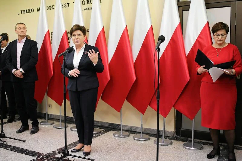 21 grudnia 2016 roku premier Beata Szydło uświetniła swoją obecnością otwarcie pracowni rezonansu magnetycznego w Szpitalu Powiatowym im św. Maksymiliana. Na zdjęciu wraz z dyrektorką szpitala i przyjaciółką - Sabiną Bigos-Jaworowską.