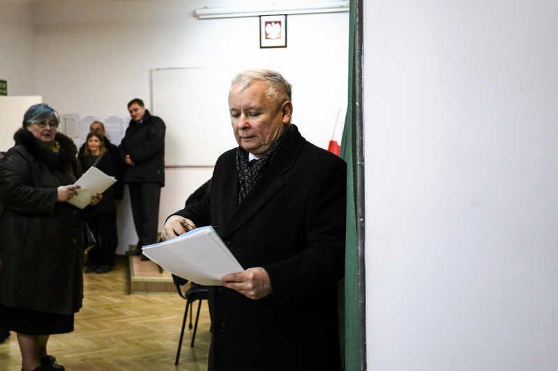 Jarosław Kaczyński nie radzi sobie z kryzysem wokół wyborów parlamentarnych.