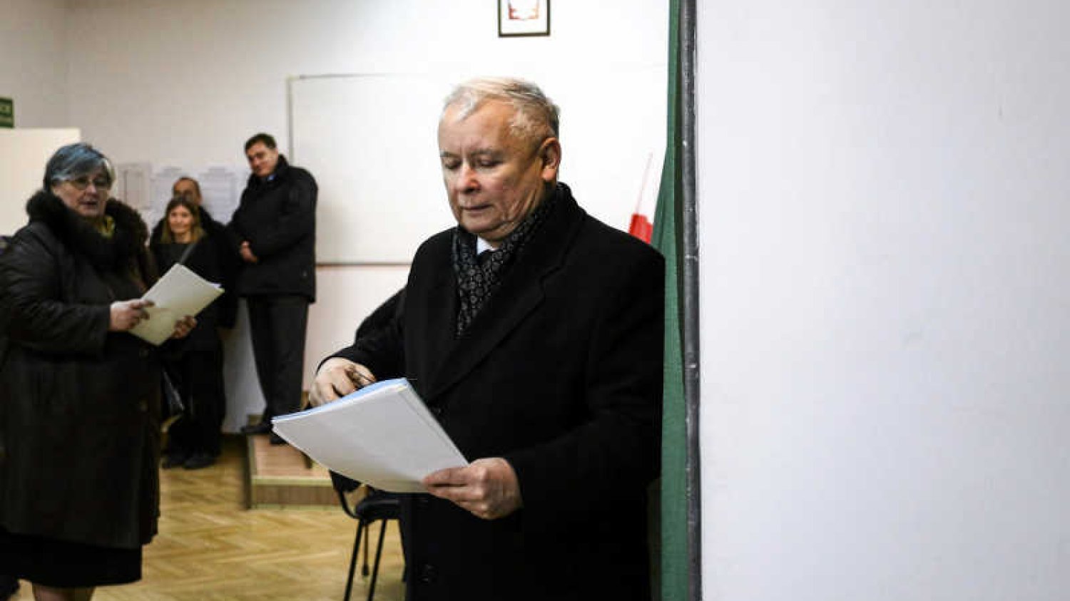 Jarosław Kaczyński nie radzi sobie z kryzysem wokół wyborów parlamentarnych.