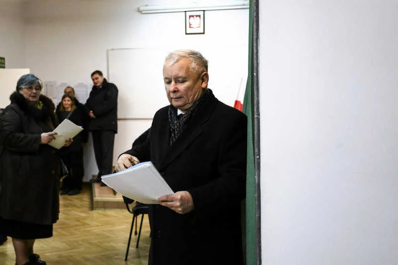 Jarosław Kaczyński nie radzi sobie z kryzysem wokół wyborów parlamentarnych.