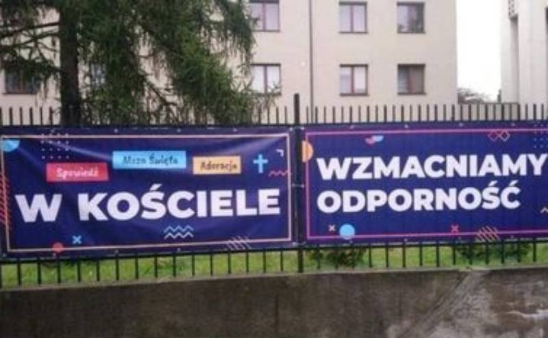 Banery na płocie katowickiego kościoła. Katowice: banery z lekceważącymi koronawirusa hasłami na płocie kościoła.