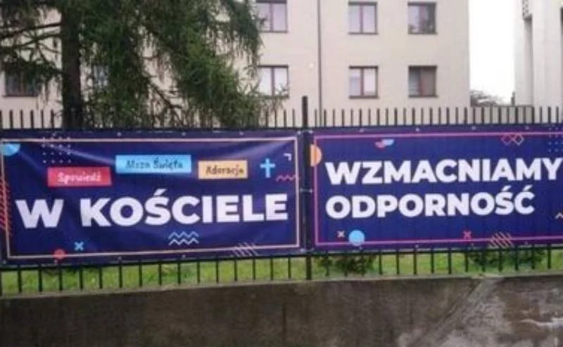 Katowice: banery z lekceważącymi koronawirusa hasłami na płocie kościoła.