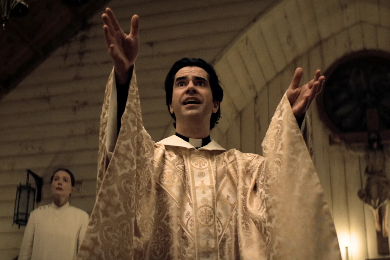 Hamish Linklater w serialu "Nocna msza"
