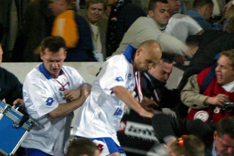 Paweł Kaczorowski, jeszcze jako piłkarz Lecha, ucieka przed kibicami Legii