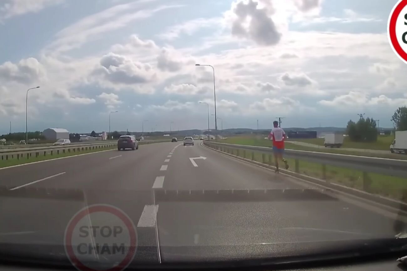 Mężczyzna uprawiał jogging na drodze ekspresowej