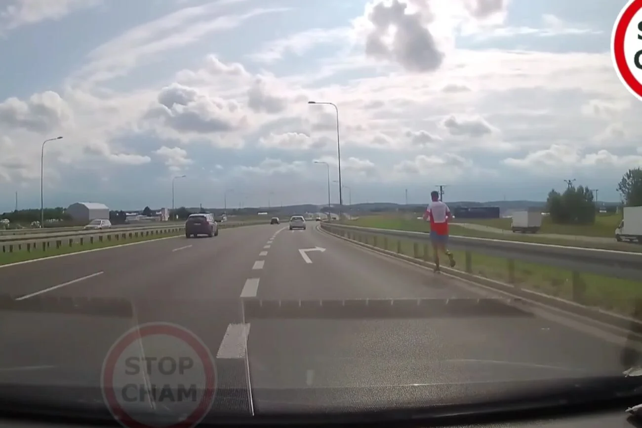 Mężczyzna uprawiał jogging na drodze ekspresowej