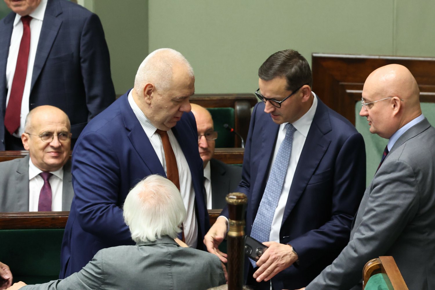 Jacek Sasin i Mateusz Morawiecki reagują na słowa Manfreda Webera o PiS.