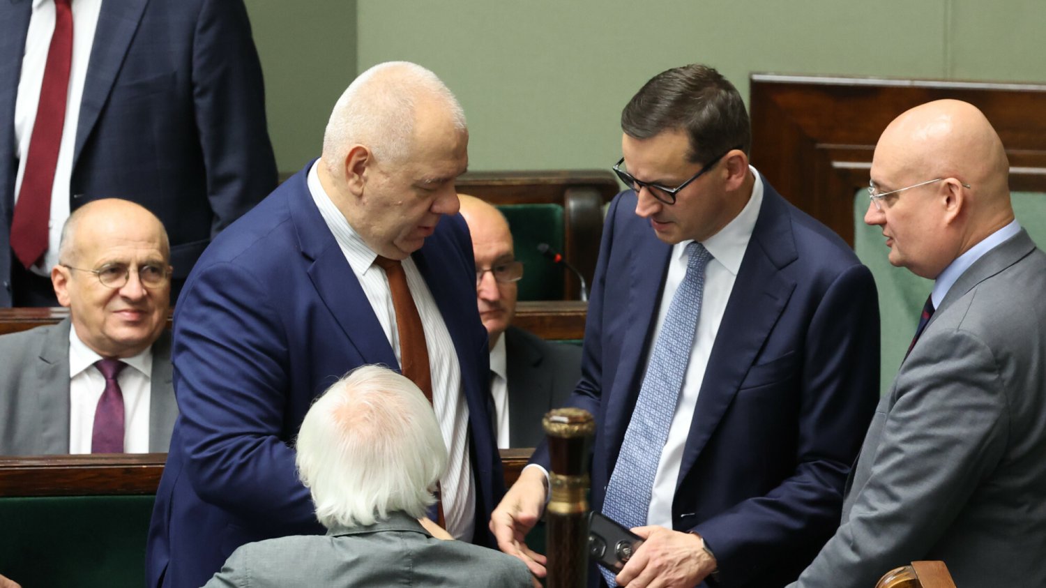 Jacek Sasin i Mateusz Morawiecki reagują na słowa Manfreda Webera o PiS.