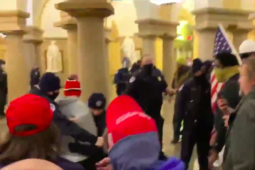 Grupa zwolenników Trumpa wdarła się do środka budynku Kapitolu